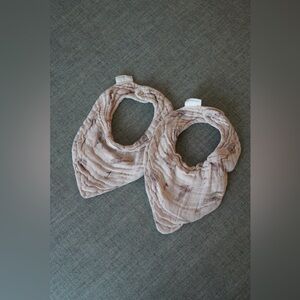 Main Sauvage Cotton Gauze Triangle Bib in Lapins